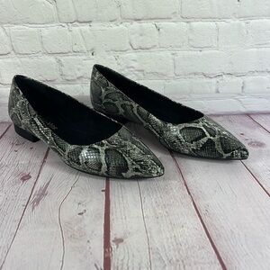Bella Vita Vivien II Faux Snakeskin Pointed Toe Flat Size 6.5